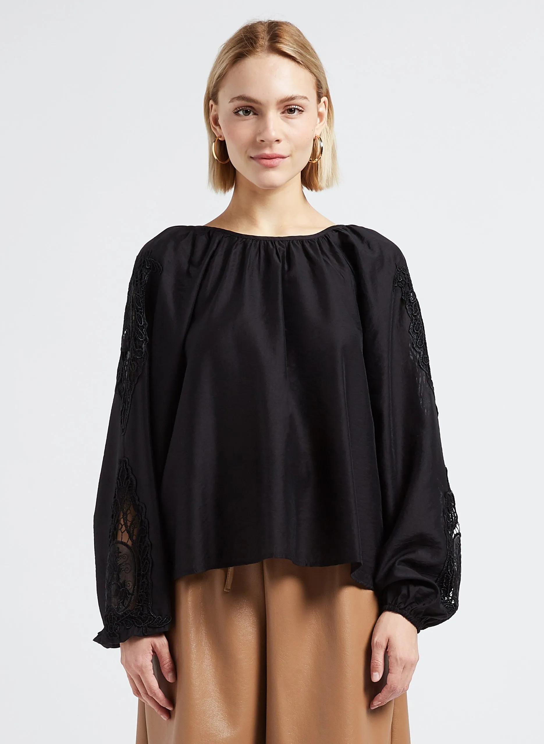 Blouse col rond à broderie ajourées décolletés dos Noir BRINNE