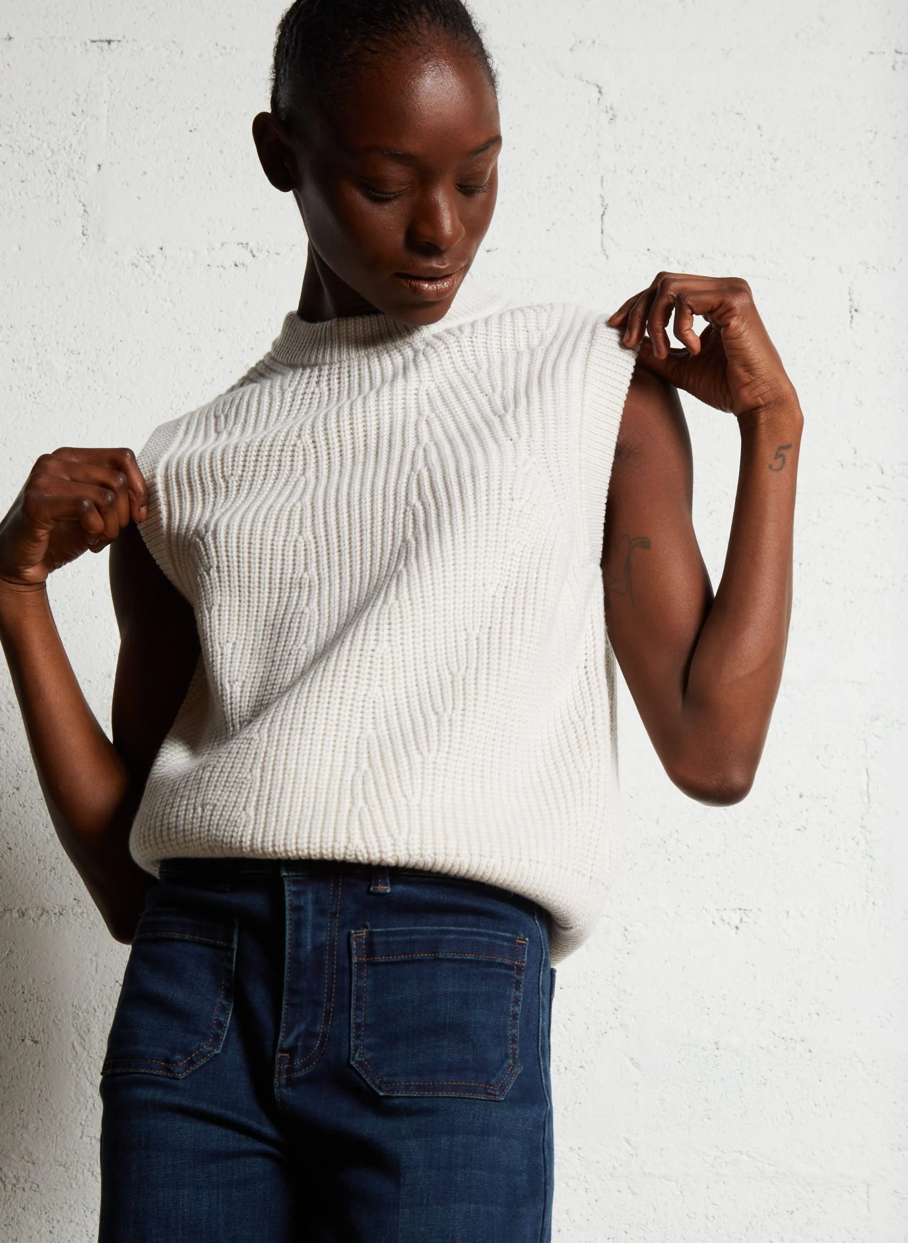 Pull sans manches col rond droit en laine Beige