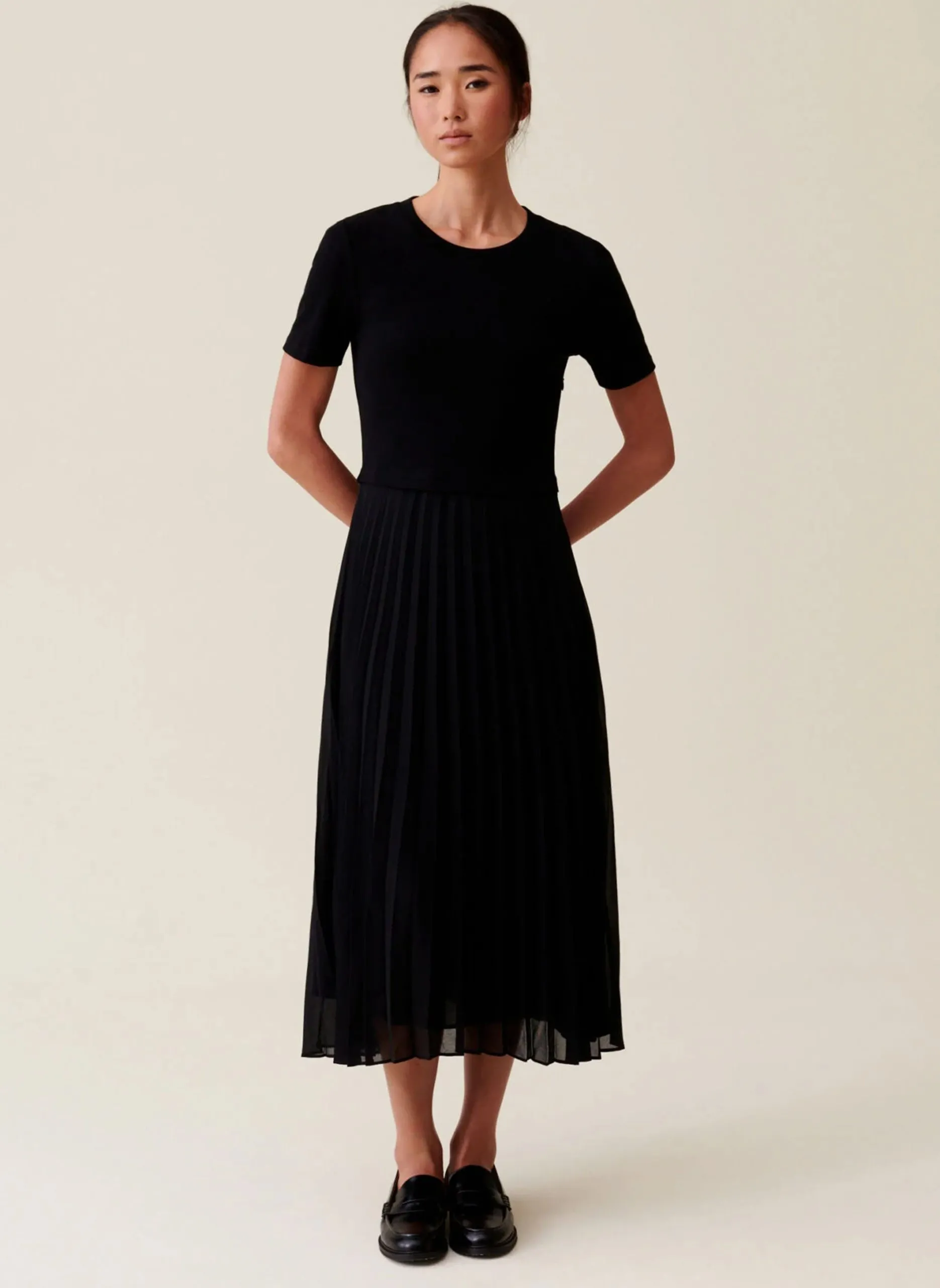 Robe longue col rond plissée Noir