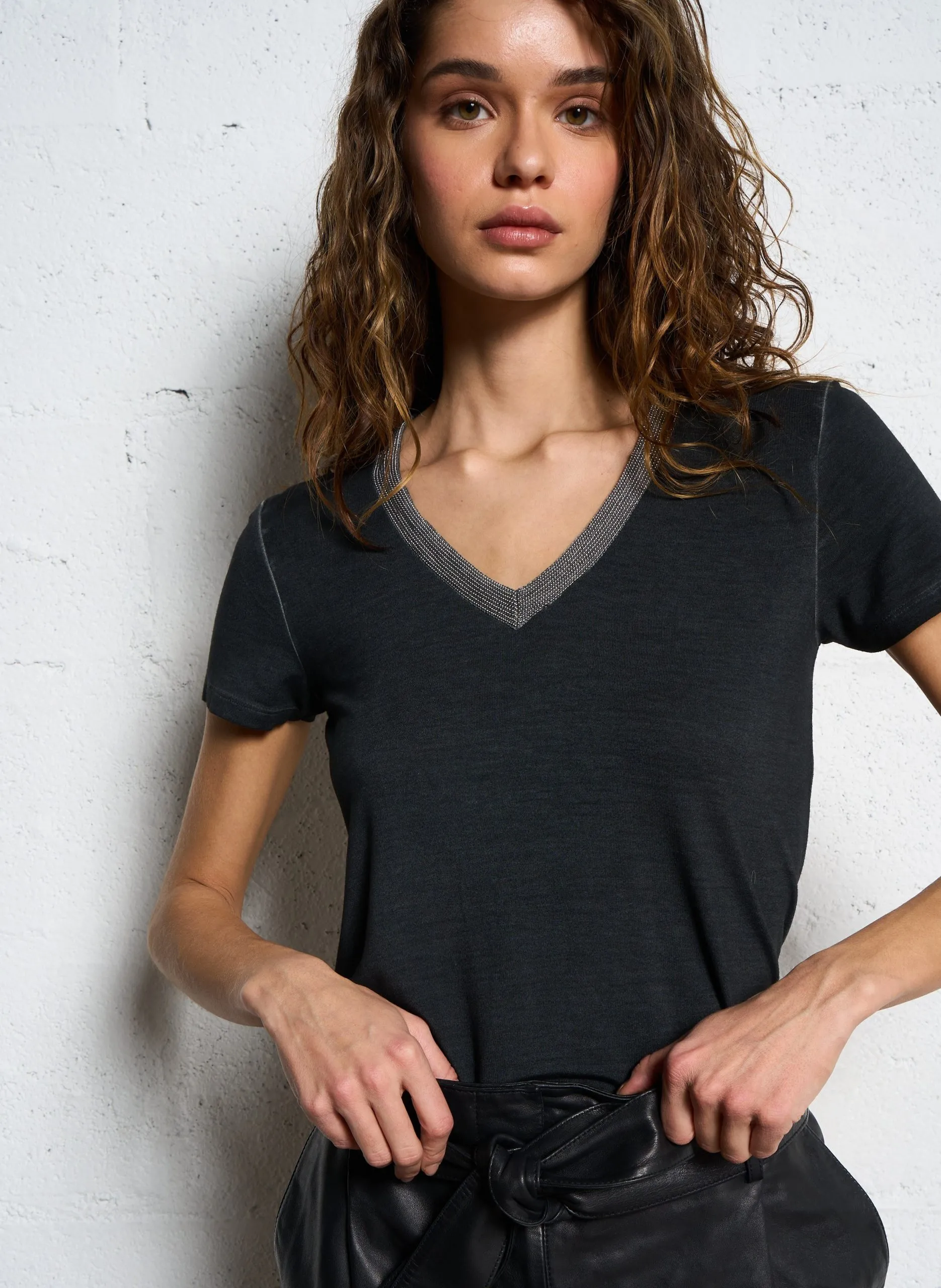 Tee-shirt col V chainettes bijoux Noir