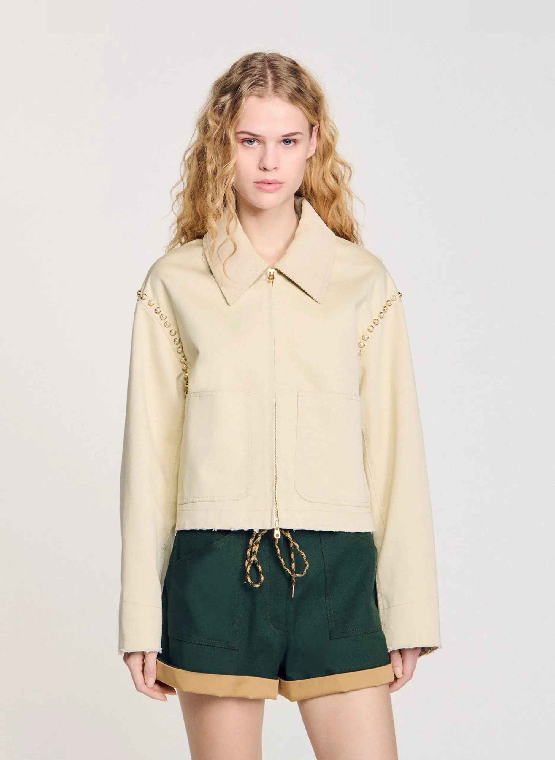 Veste courte droite avec détail clouté Beige