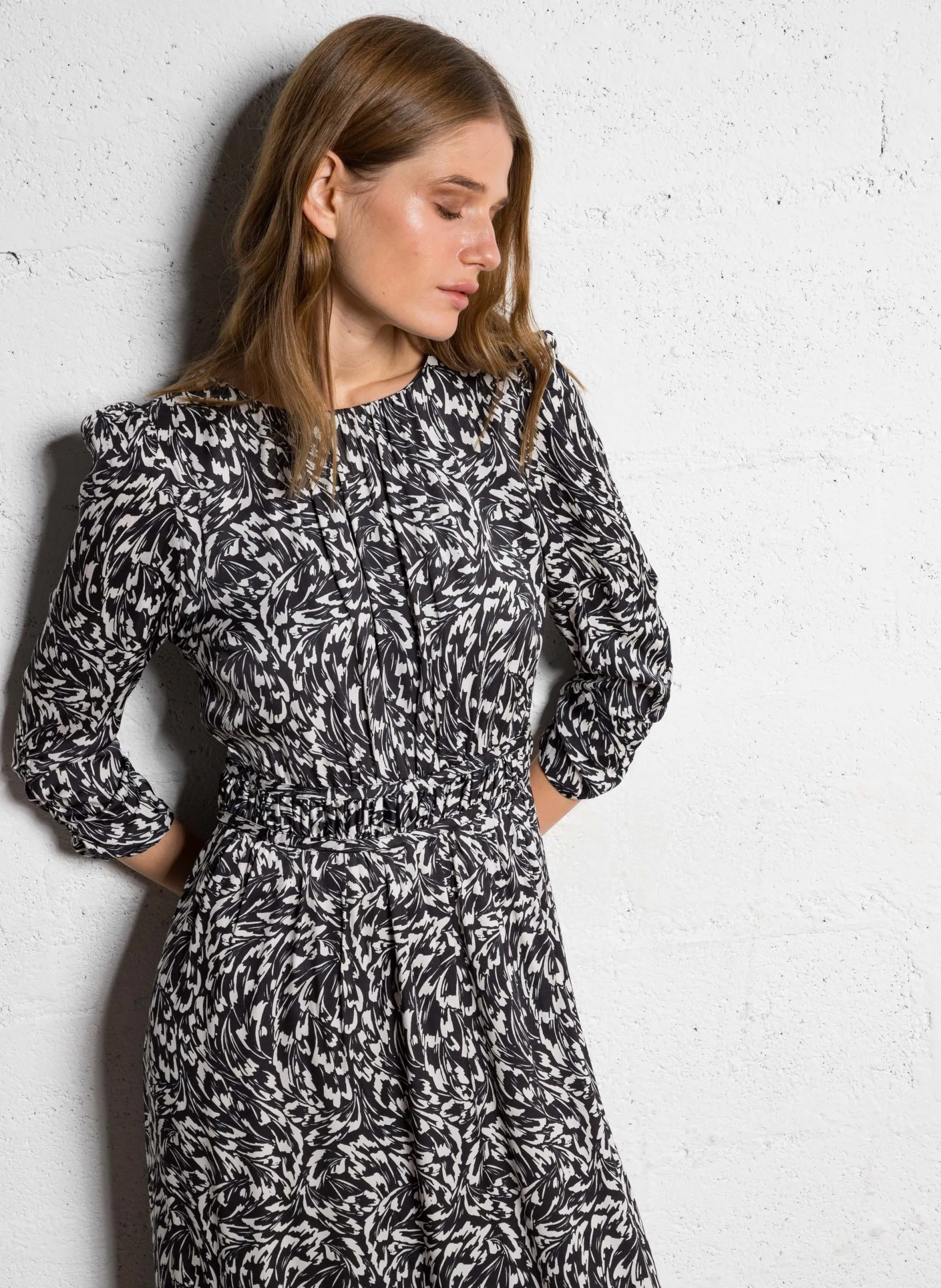 Robe longue en satin imprimé Noir