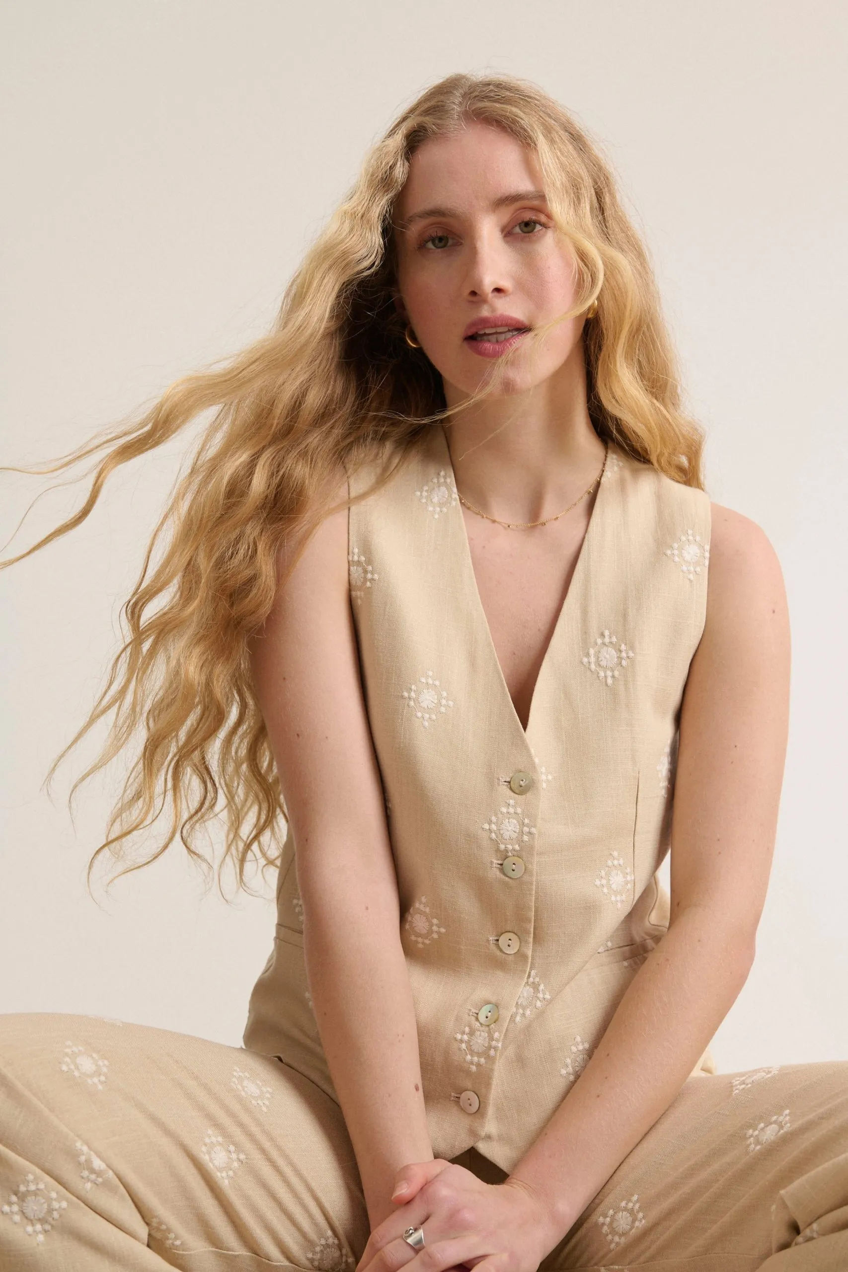 Veste sans manches brodée Beige VIC