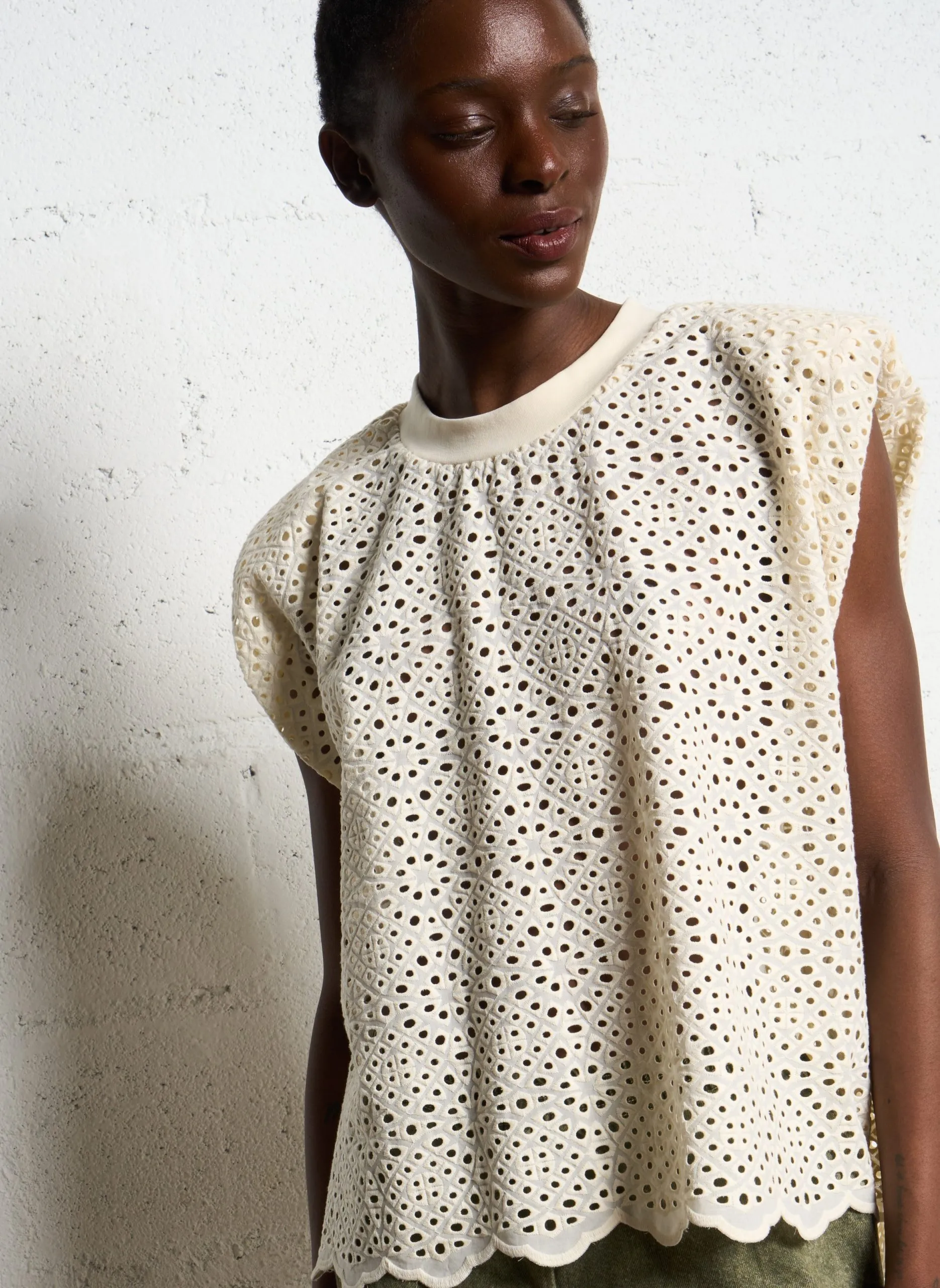 Top sans manches à broderies ajourées Beige