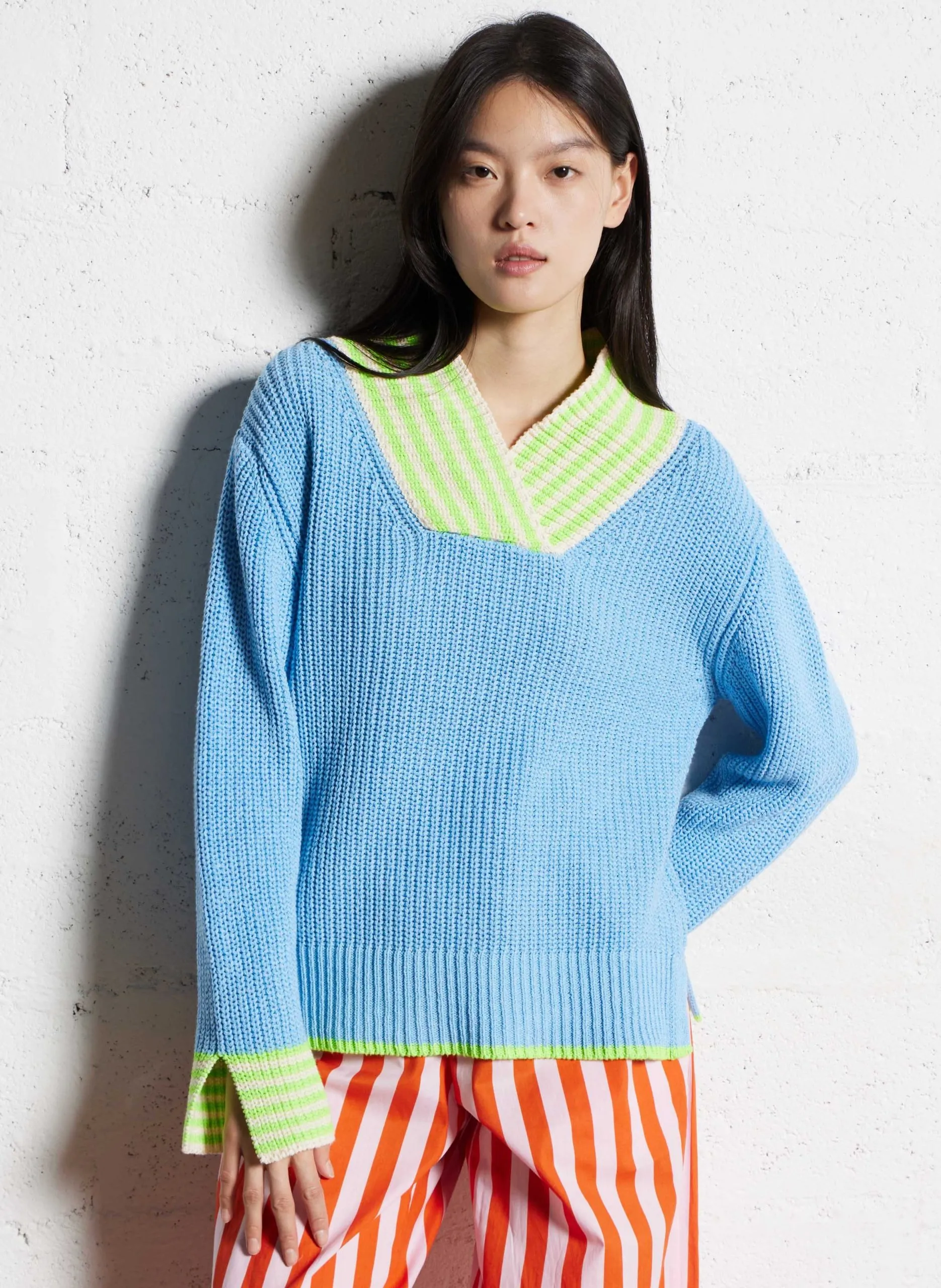 Pull droit col V en coton mélangé Bleu MARINERO