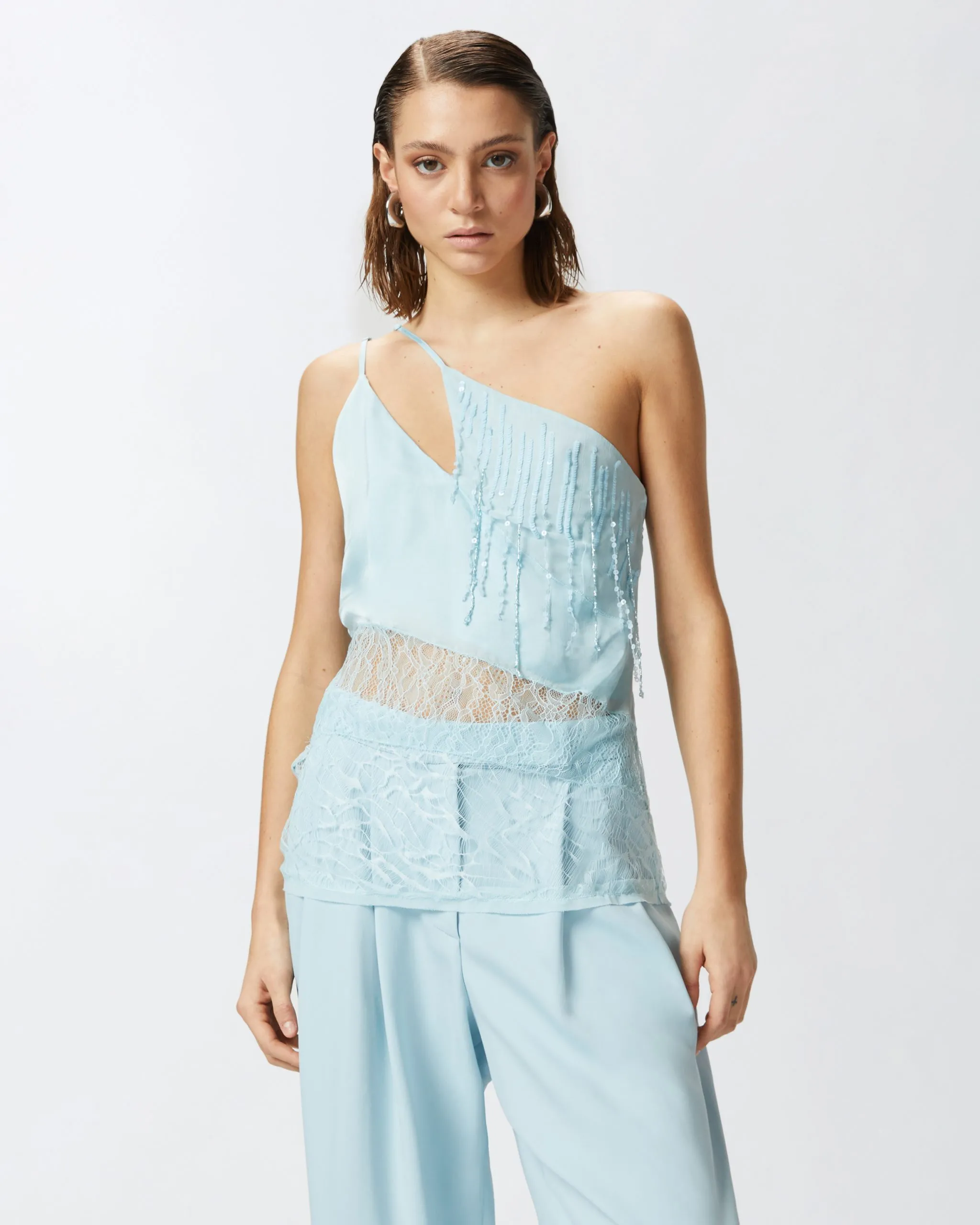 Top asymétrique en satin avec dentelle et paillettes Bleu