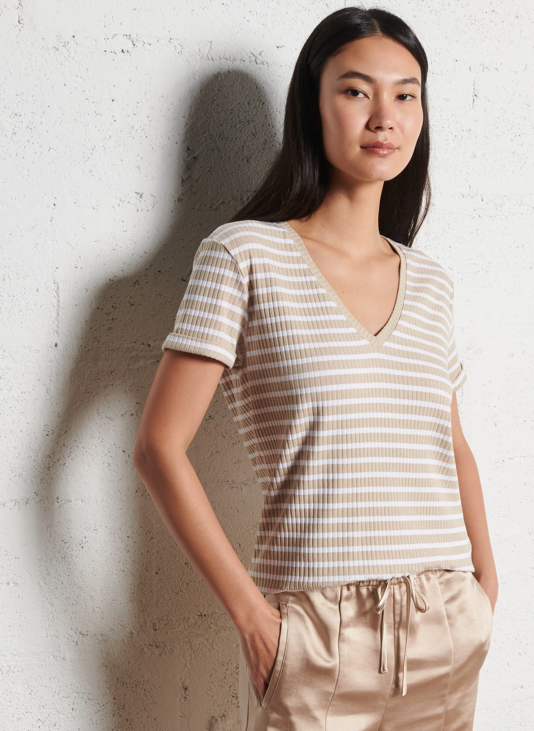 Tee-shirt col v à rayures Beige