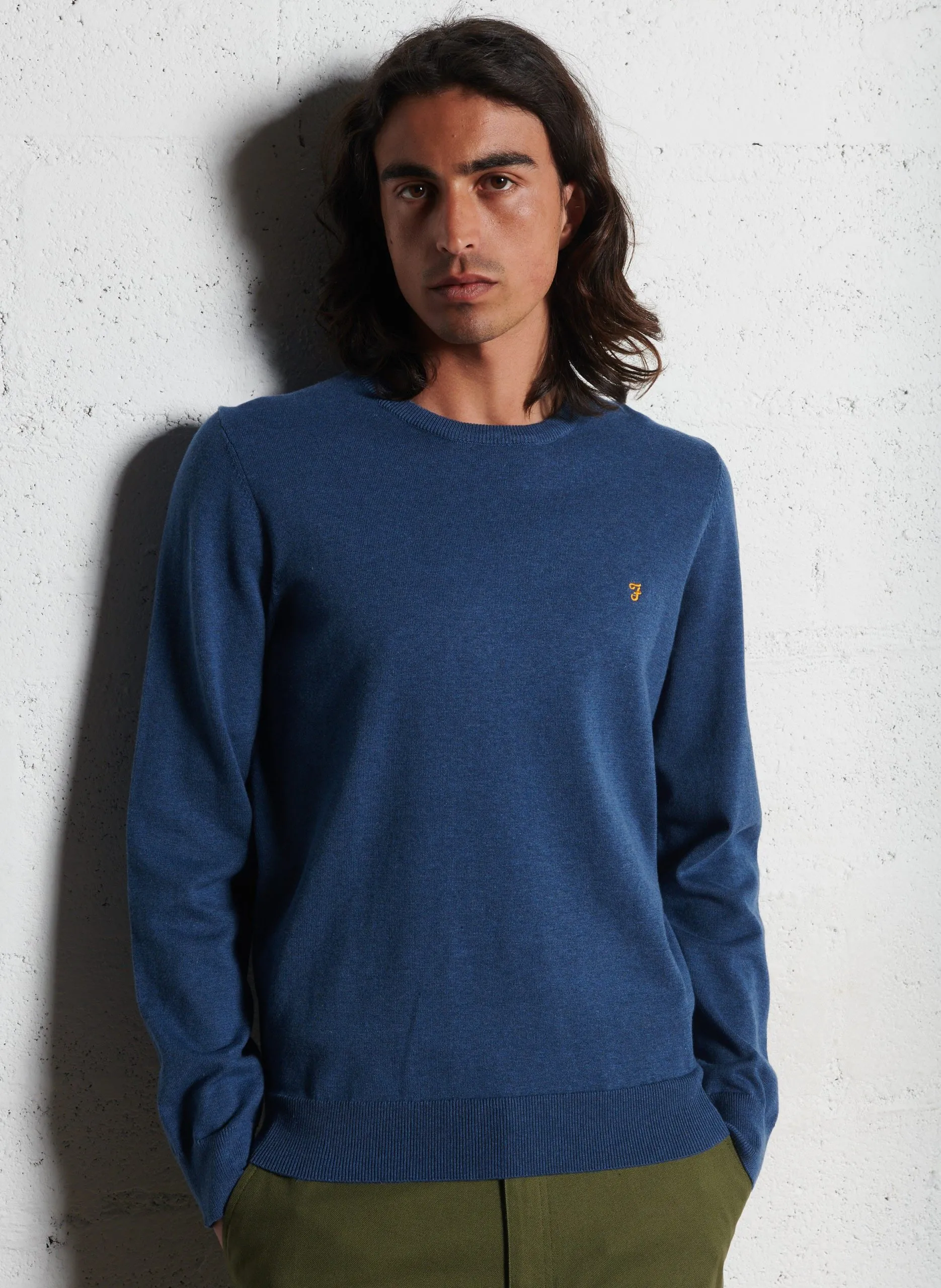 Pull droit col rond brodé en coton bio Bleu MULLEN