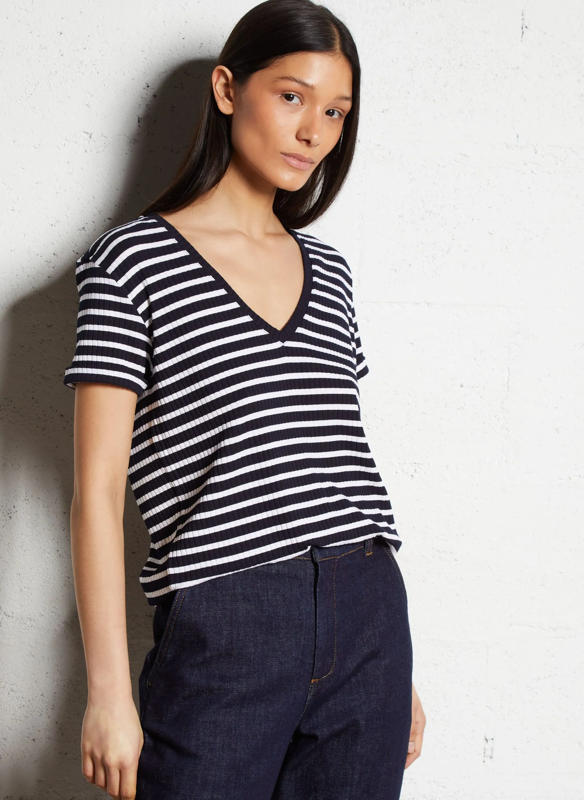 Tee-shirt col v à rayures Bleu