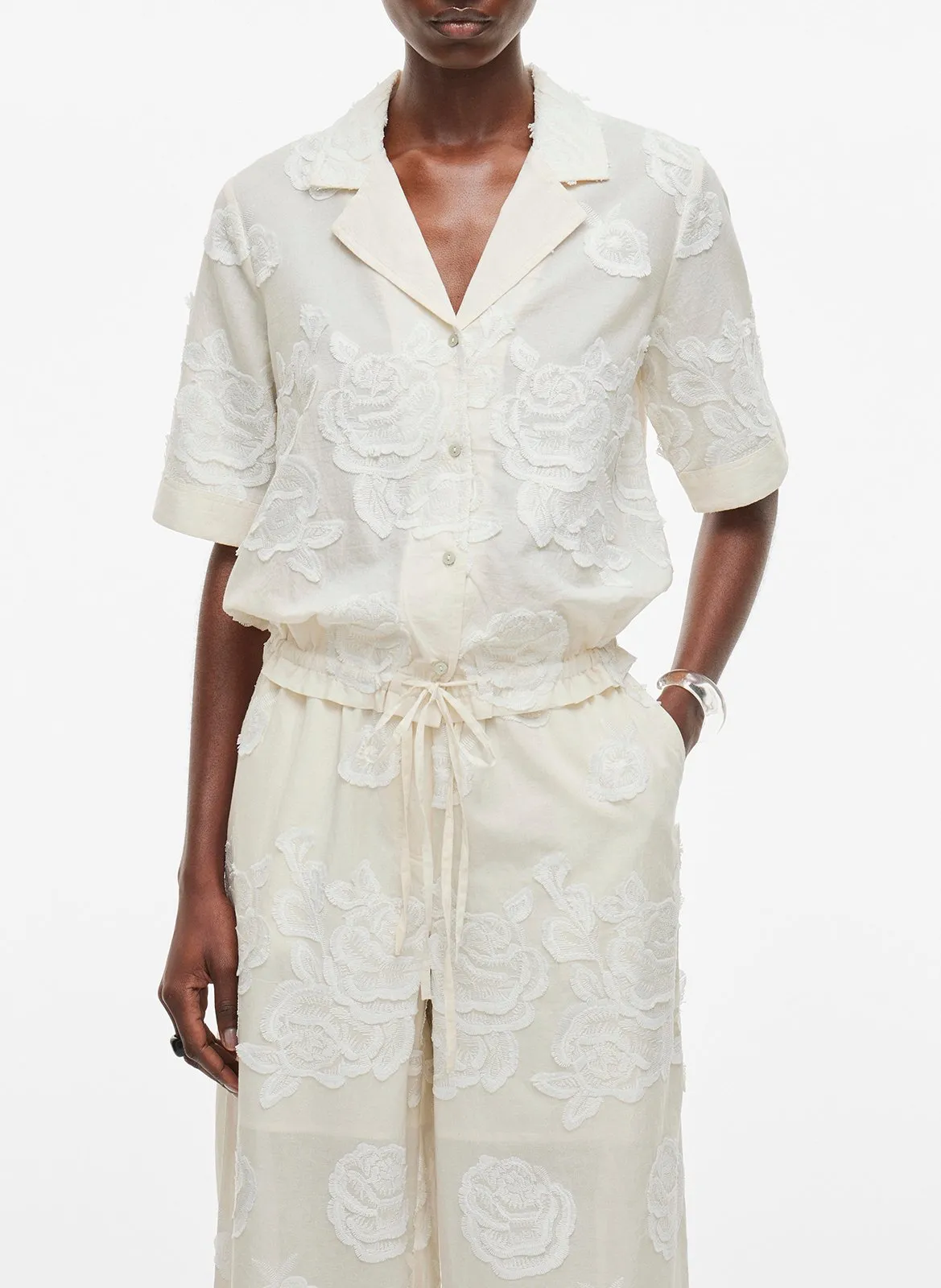 Chemise manches courtes à broderies fleurs Beige