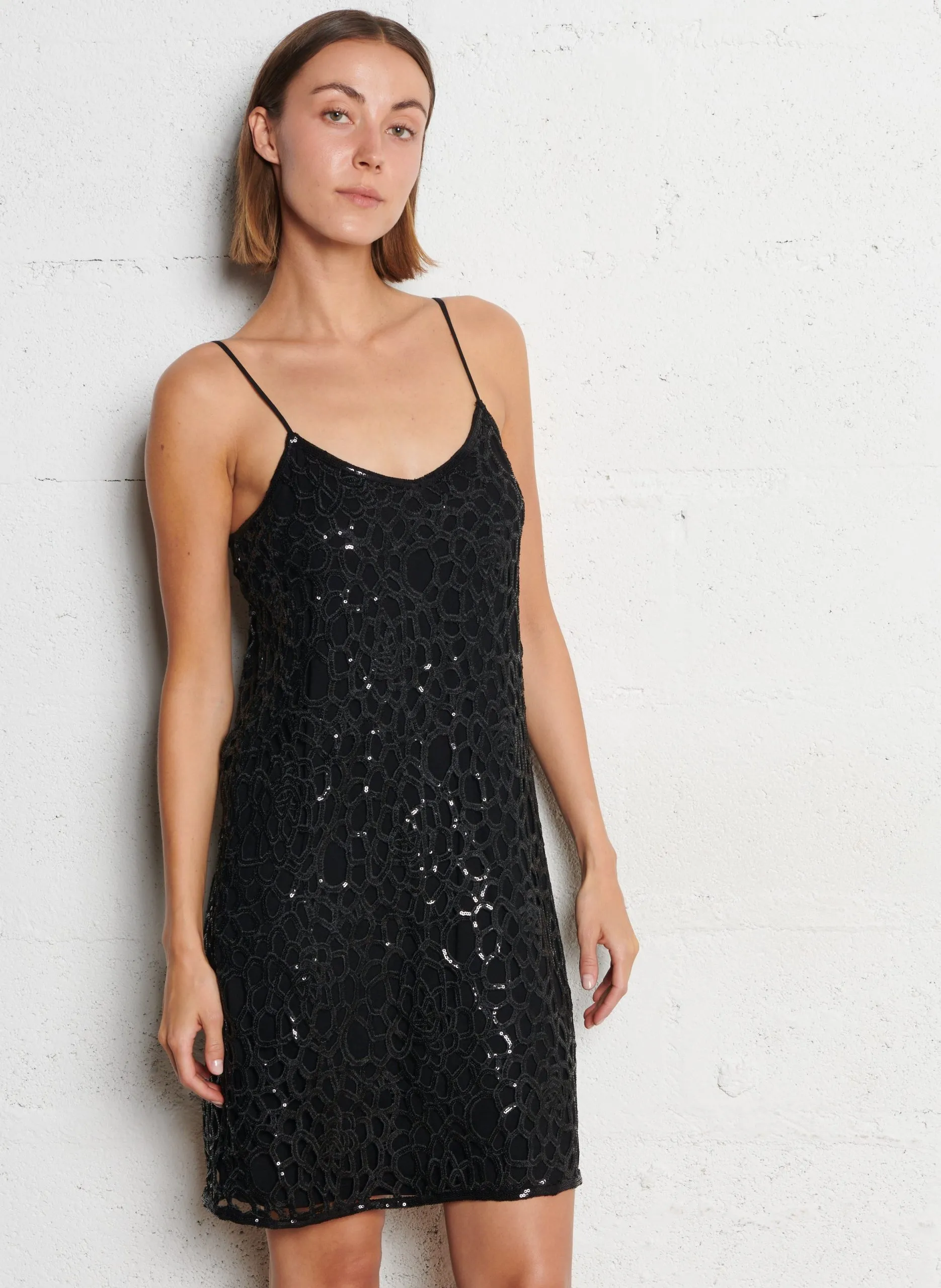 Robe courte encolure v à sequins Noir