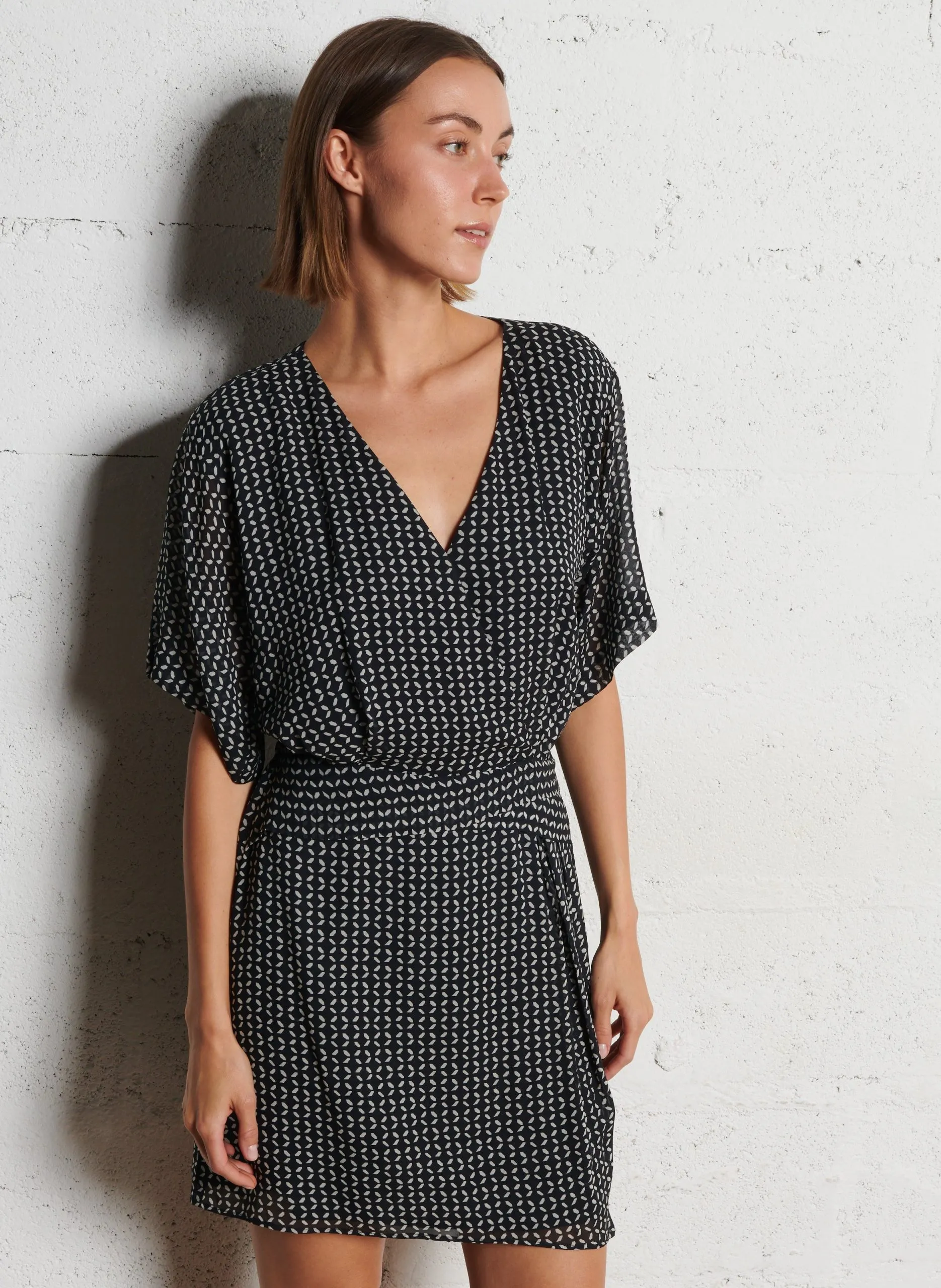 Robe courte col v imprimée Noir