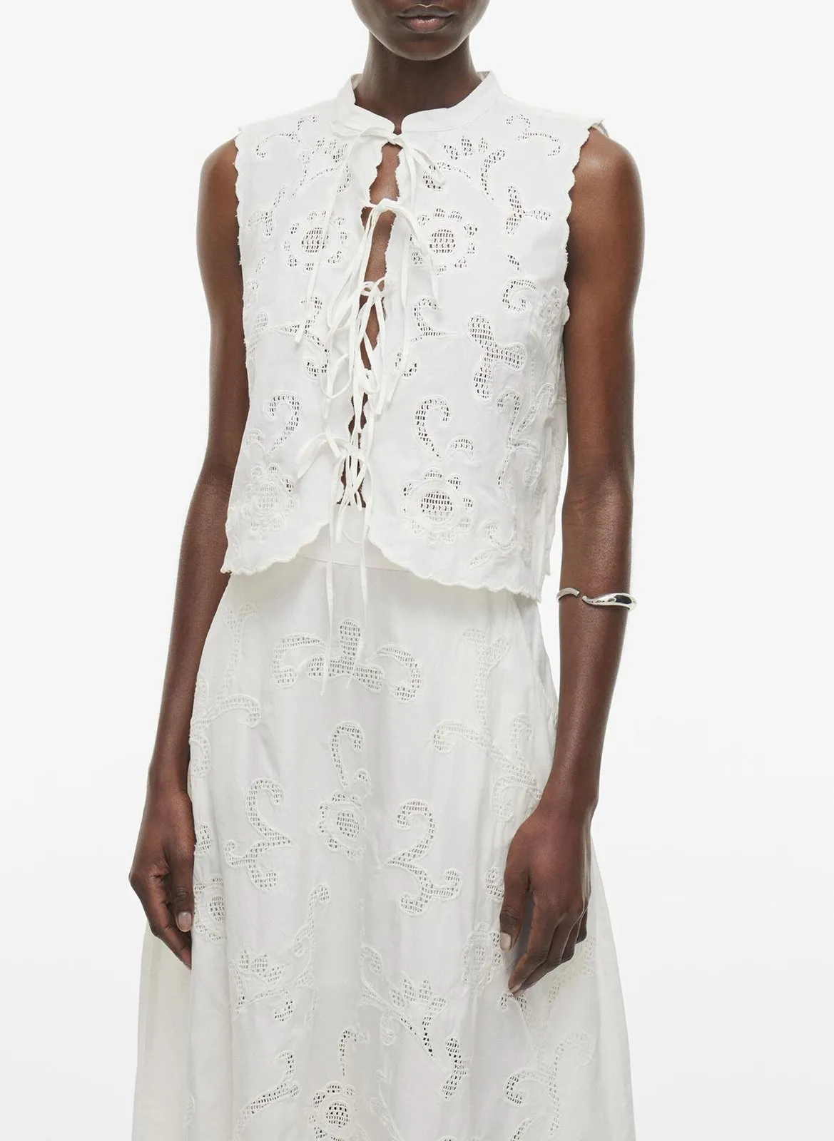 Top droit en coton bio brodé Blanc