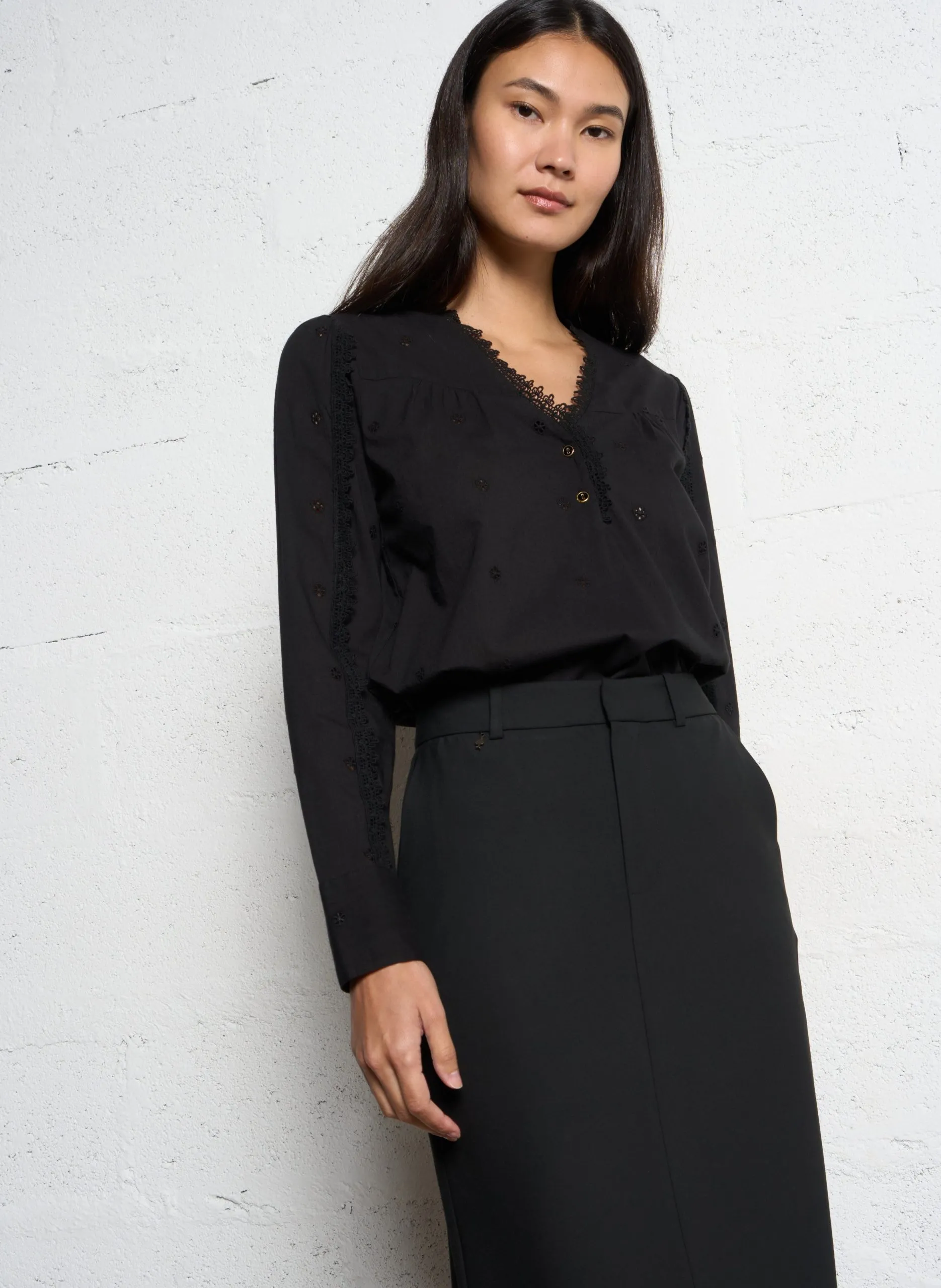 Blouse col V droite à broderies Noir CLOE