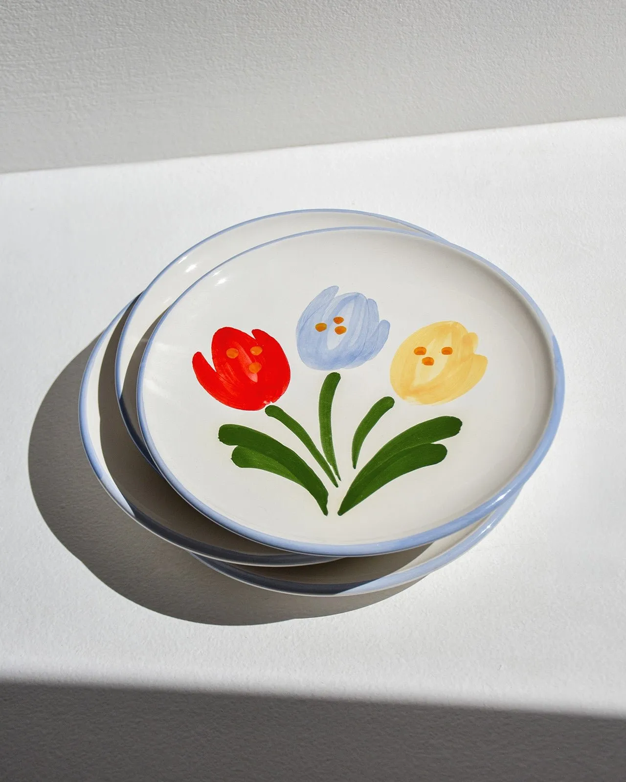 L'assiette 3 tulipes peinte à la main Multicolore