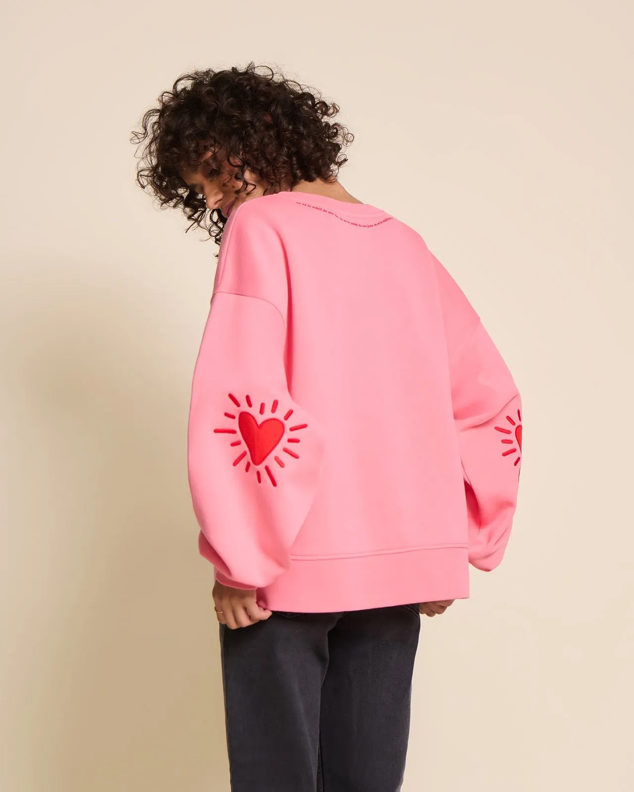 Le sweat coeur solaire avec coudières en coton bio Rose
