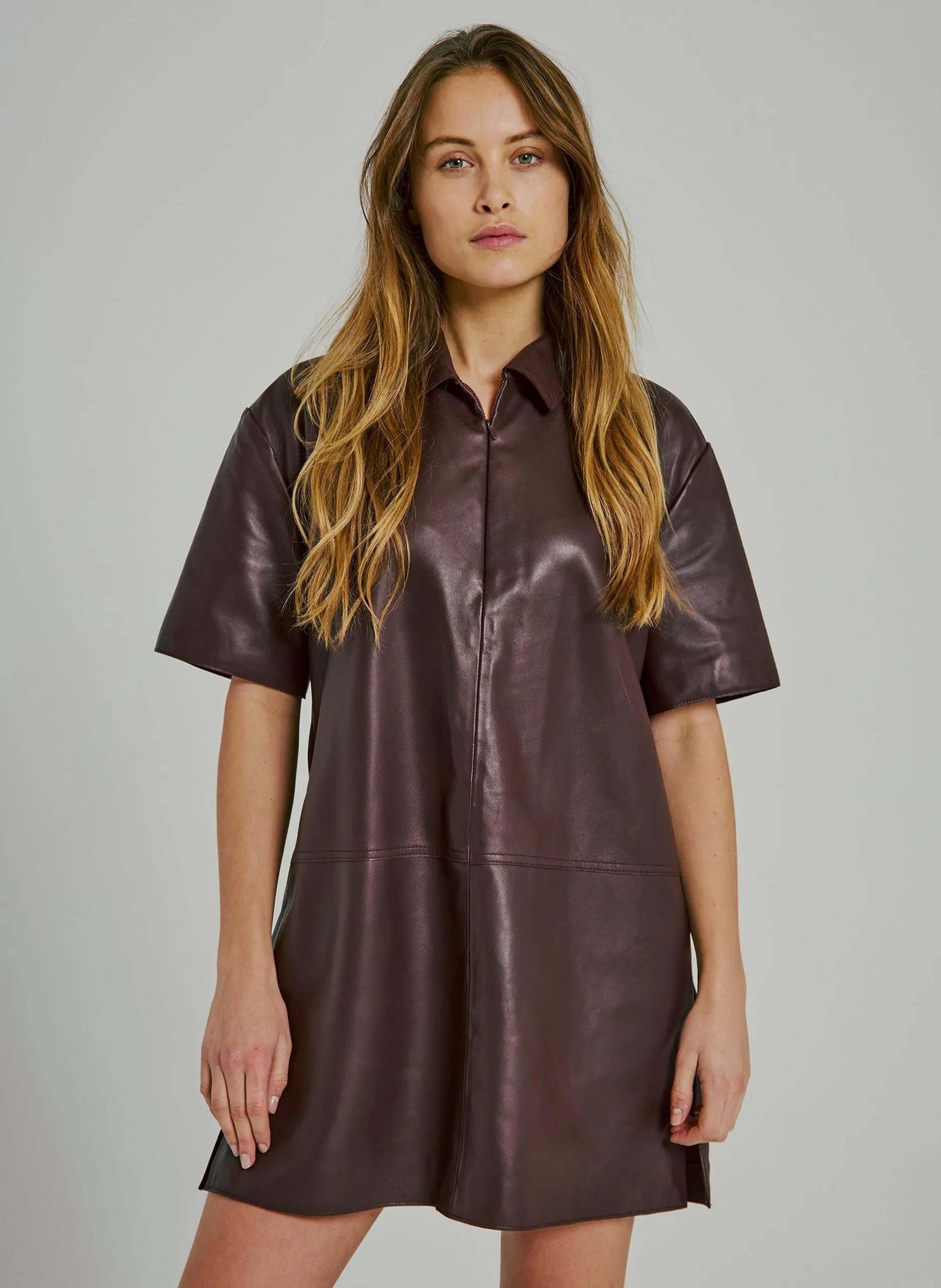 Robe courte en cuir col classique Rouge KAMILA