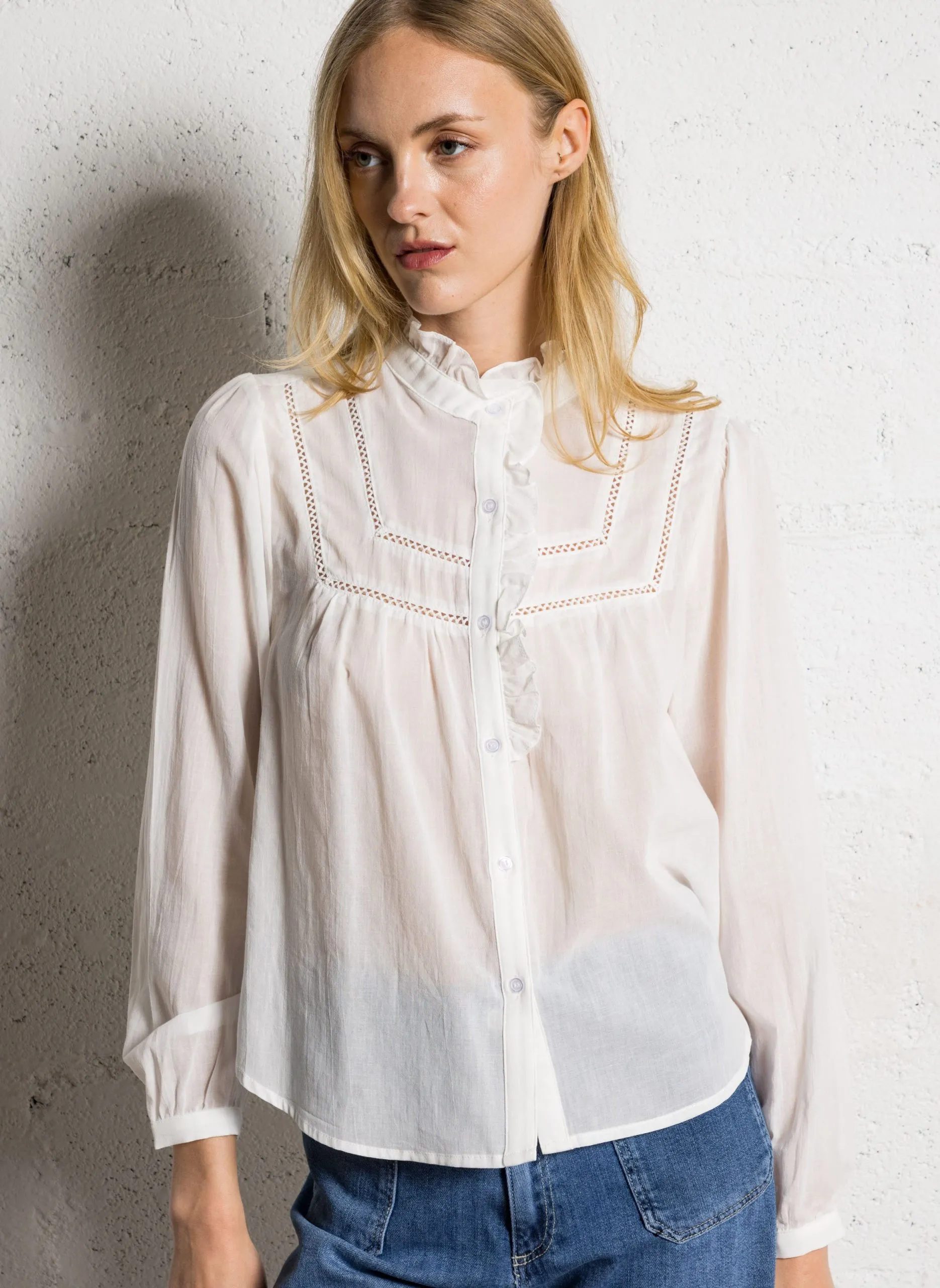 Chemise col rond à volants Beige