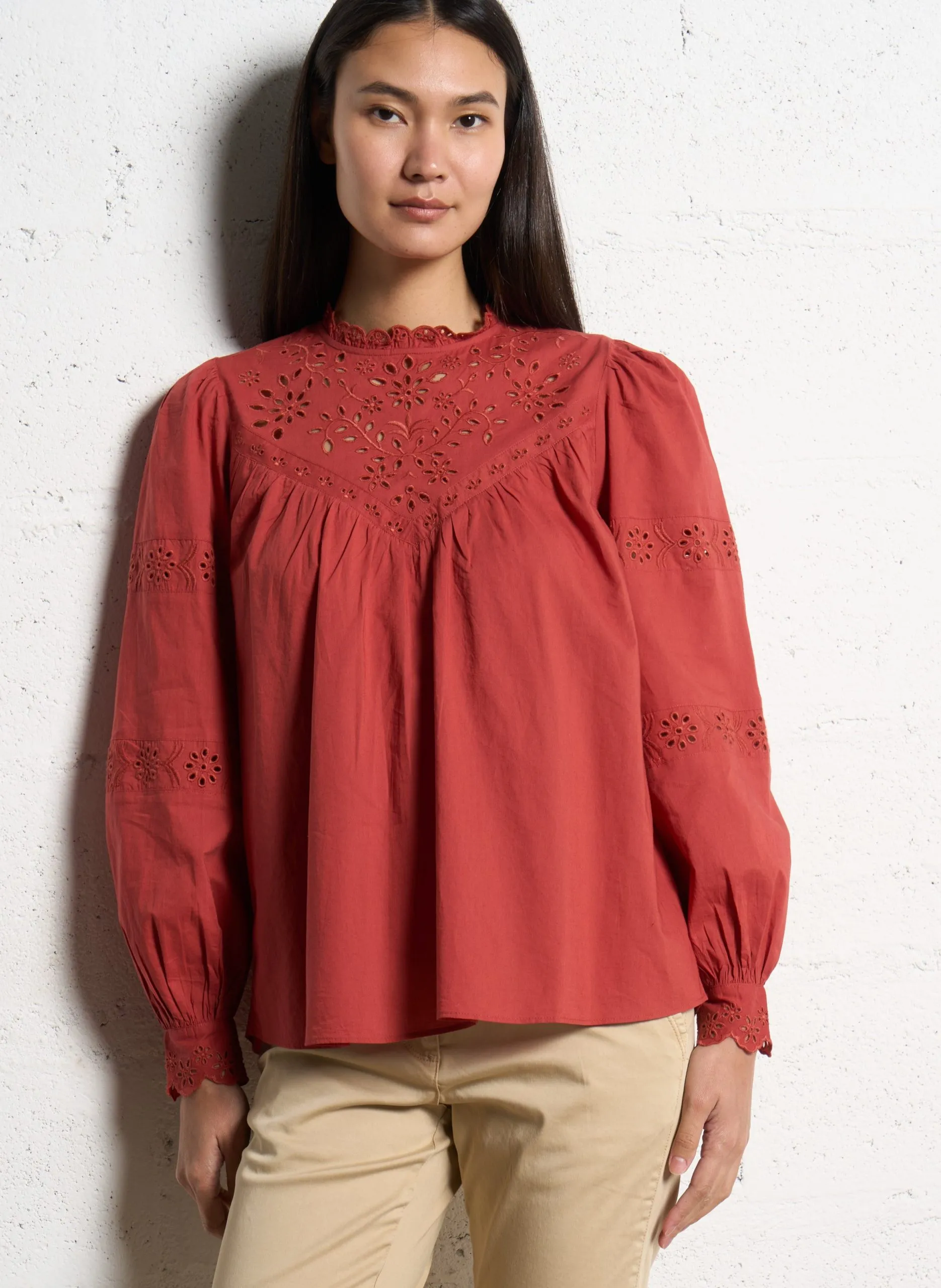 Blouse droite unie brodée Rouge TAMIKA