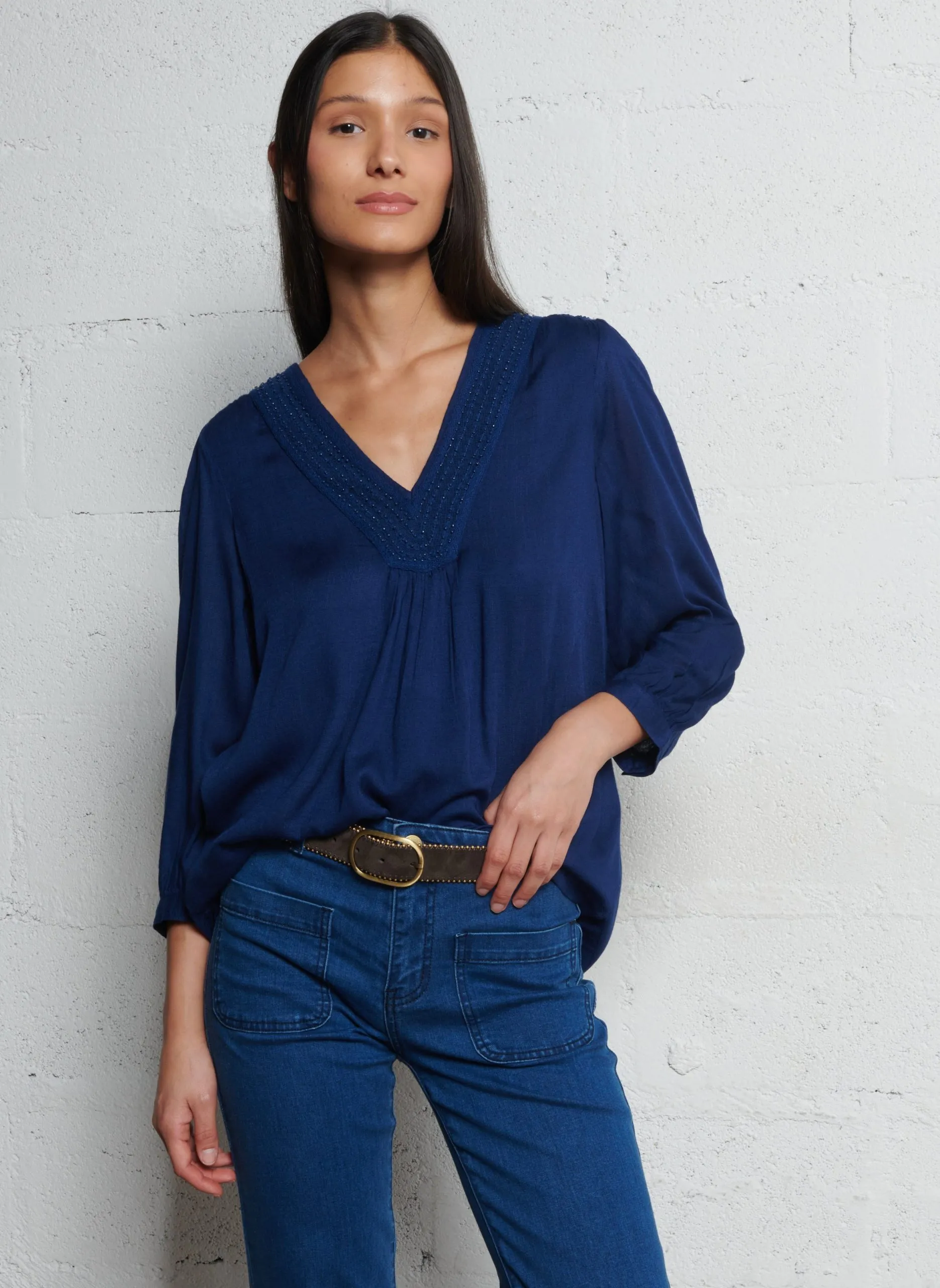 Top fluide col v à broderies et perles Bleu TAYLOR