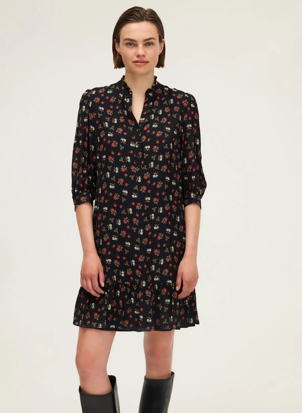 Robe courte col tunisien fleurie à volants Noir LETIZIA