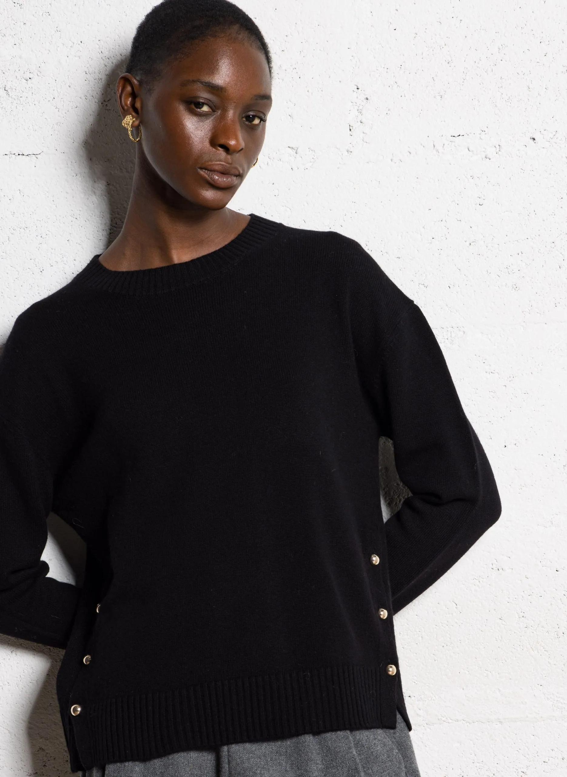 Pull col rond uni avec boutons en laine Noir ARIGATO