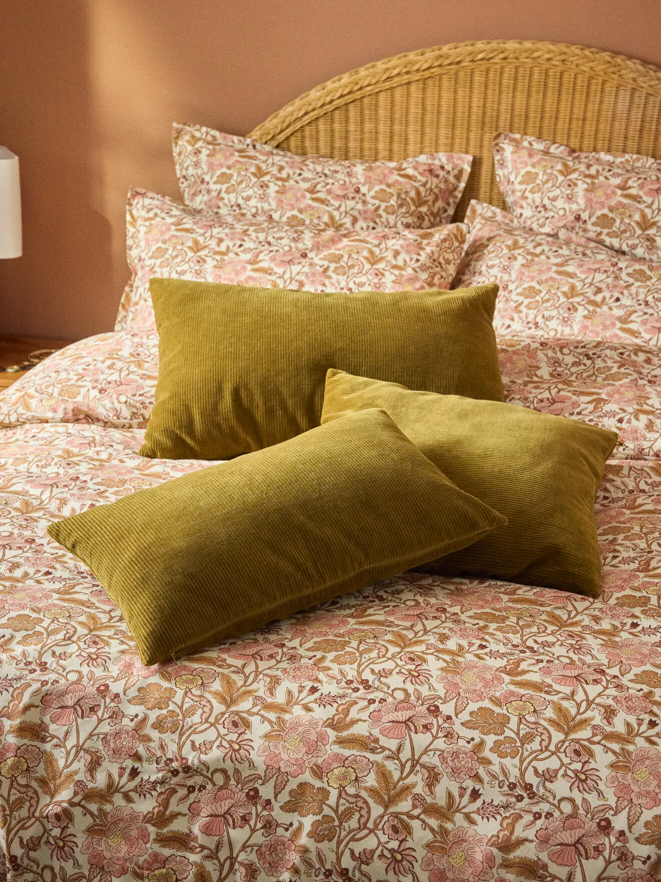 Housse de coussin en velours côtelé Marron