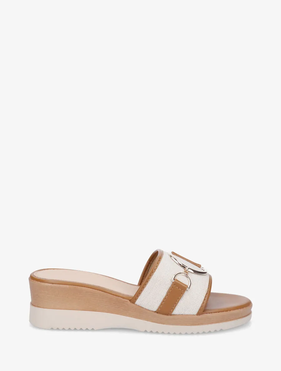 Mules à boucle et talon compensé - Camel